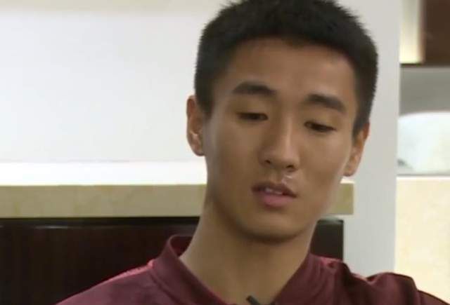 迟疑片刻，他开口道：你老婆和守道都是木命，可以说从这一点上，他们都很旺你，而且是那种燃烧自己，为你添柴加火的旺。